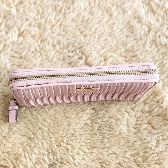 Gorgeous Coach Pale Pink Gathered Soft Leather Long Wallet 🩷 - Picture 3 of 16